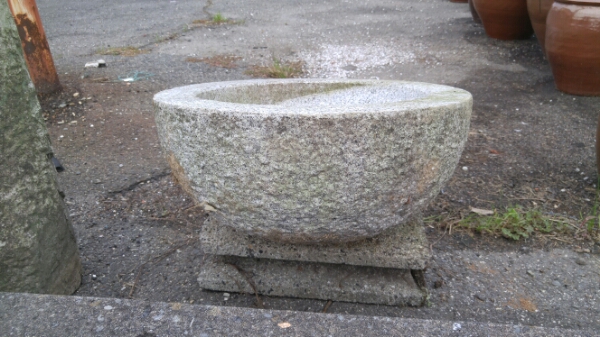 ●石臼　もちつき●