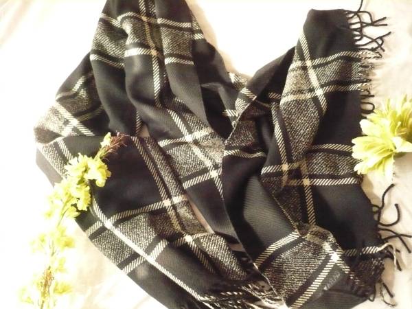 新品同様！ヴァレンティノカラヴァ―二　大判ストール　黒系