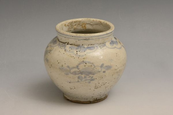 C0004561 李朝 染付花蝶文壷 約525.0g