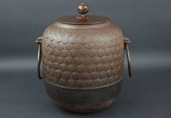 【閑寂堂】旧家蔵出時代 鉄製茶釜 棗釜『亀甲文』/茶道具■