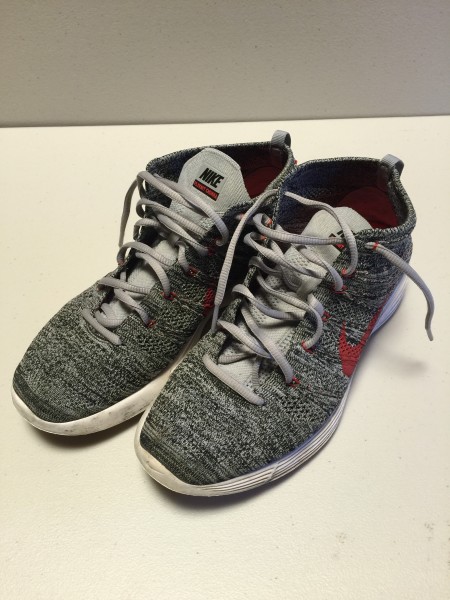 レア!ナイキ フライニットチャッカ 赤 グレー max luna