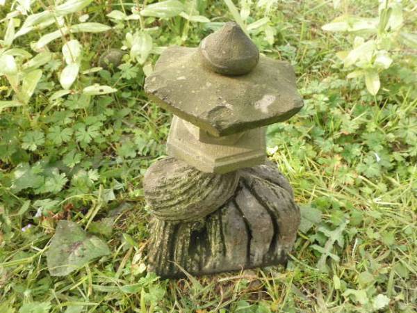 庭　石　灯籠　30㎝×18㎝×10㎝