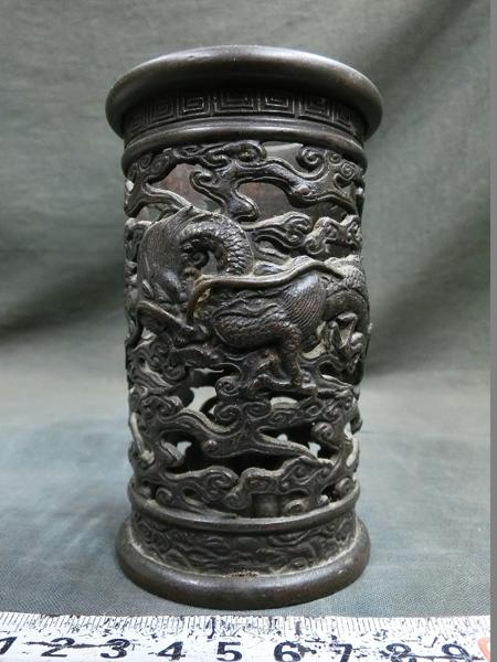 A29345 唐銅 無落款 雲龍透文 筆筒 367g 文房具 陶芸 アンティーク