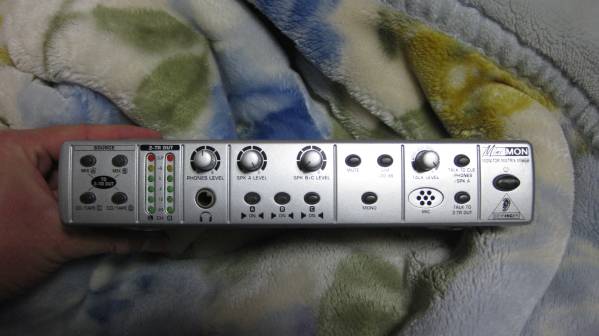 べリンガーMON800