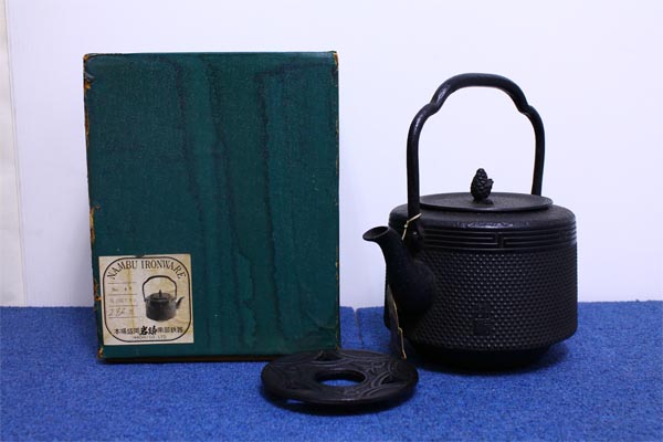 ★【未使用】岩鋳 南部鉄器 肩寸胴アラレ 2.7L 鉄瓶 鍋敷き付き