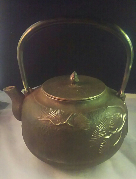 南部鉄瓶老松浮き彫り鉄蓋松毬摘み鉄瓶