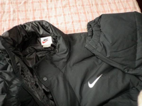 ★ナイキ NIKE★L　たっぷりダウン入り　黒色　ダウンジャケット　ロゴ刺繍付