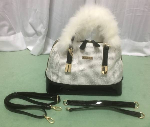 TO BE CHIC　2WAYバッグ　白／黒　持ち手ファー・エナメル　美品