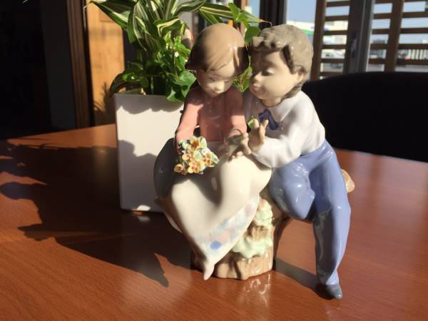LLADRO リアドロ 西洋陶器人形 本物 仲良しな男女 飾り物 置物
