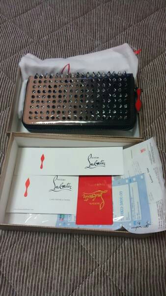 新品Christian Louboutinクリスチャンルブタン長財布。