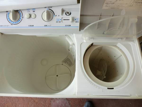 SANYO 二層式洗濯機　2005年　中古^ - ^ 中古 サンヨー二層式洗濯機 96年製(5kg未満)｜売買された