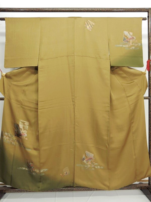 138sqiji 訪問着袷着物 ラメ加工 色紙に琴と兜 ゴールド茶 中古ＡＡ【ことこと屋】