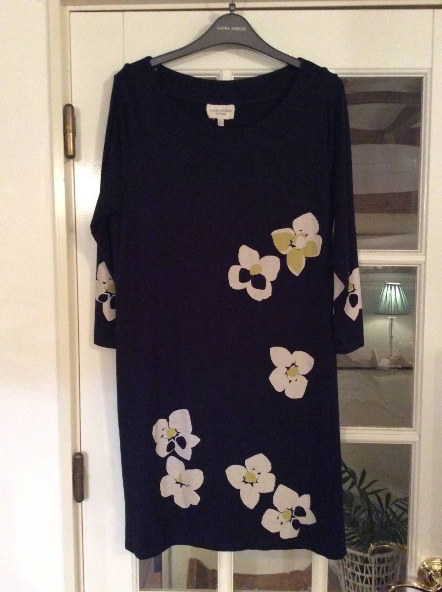 ローラアシュレイ・濃紺地クリーム黄花柄ストレッチチュニック１３号