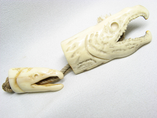 Yahoo!オークション 角牙骨系彫　鮭頭の図　根付　緒締　☆煙草入 根付 印籠 目貫 前金具 緒締☆ -「牙」(根付) (東洋彫刻)の落札相場・落札価格