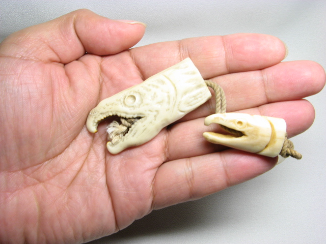 Yahoo!オークション 角牙骨系彫　鮭頭の図　根付　緒締　☆煙草入 根付 印籠 目貫 前金具 緒締☆ -「牙」(根付) (東洋彫刻)の落札相場・落札価格