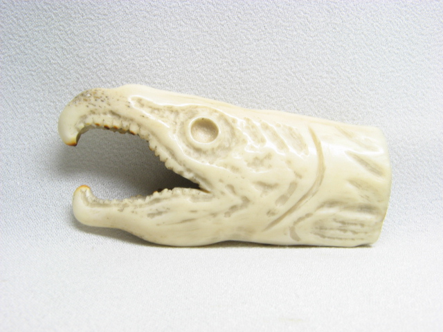 Yahoo!オークション 角牙骨系彫　鮭頭の図　根付　緒締　☆煙草入 根付 印籠 目貫 前金具 緒締☆ -「牙」(根付) (東洋彫刻)の落札相場・落札価格