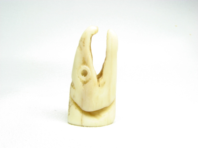 Yahoo!オークション 角牙骨系彫　鮭頭の図　根付　緒締　☆煙草入 根付 印籠 目貫 前金具 緒締☆ -「牙」(根付) (東洋彫刻)の落札相場・落札価格