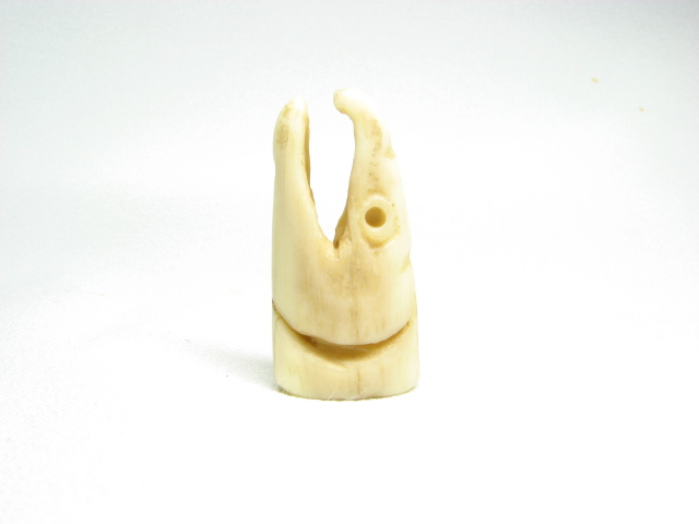 Yahoo!オークション 角牙骨系彫　鮭頭の図　根付　緒締　☆煙草入 根付 印籠 目貫 前金具 緒締☆ -「牙」(根付) (東洋彫刻)の落札相場・落札価格