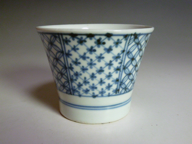古伊万里 | 蕎麦猪口 – 江戸後期 E1067 iichi 日々の暮らしを 染付格子