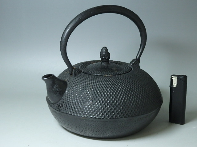 ◆茶道具　茶器　鉄製【小霰　鉄瓶急須】胴径18・全高20.5cm　容量1.5リットル　2.8kg　水漏れありません。