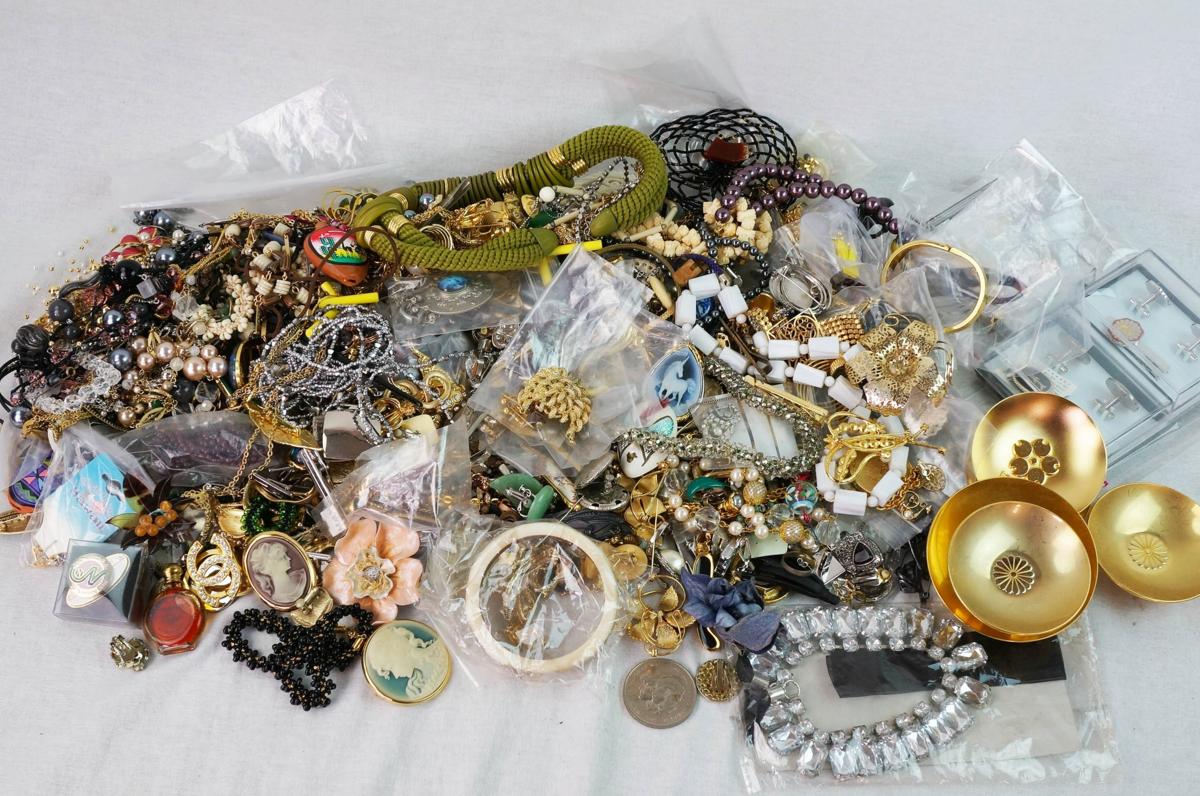 1円スタート ジャンク まとめ売り アクセサリー ネックレス 指輪 雑貨 ダイアナ妃ご成婚記念コイン カフス など 4.8Kg