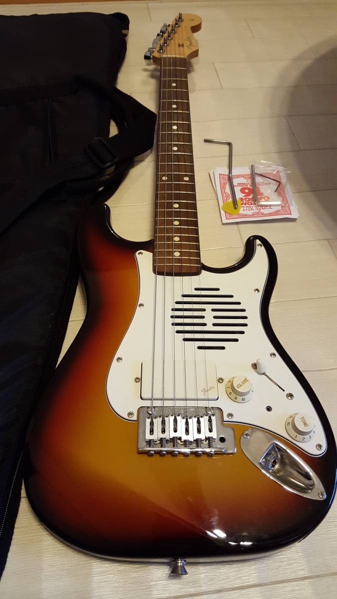 Fender ストラトキャスター サンバースト　ミニギターアンプ内蔵 Fender ストラトキャスター Champ アンプ内蔵 ギター サンバースト