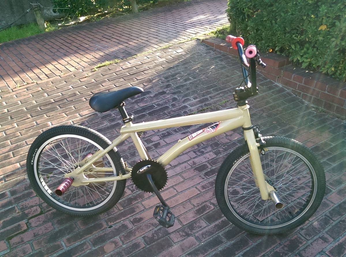 B><BR><BR>商品名：BMX ジャイロ搭載20インチモデル<BR>サイズ：約、W145×D59×H88cm<BR>カラー：マットブラック(つや消しブラック)<BR>配送費用：<BR>その他全国一律  　４５００円<BR>北海道　　　　　 ６５００円<BR>※但し、沖縄や離島などの特別地域などは別途運送会社などにお見積もりとなります。<BR>備考：<BR>※本製品は組立式の状態での出荷となりご到着後、落札者様自身で組立てなどをして頂く必要がございます。サドルやグリップなどのデザインについては若干の仕様変更がある場合がございます。<BR>※未使用品ですが倉庫会社の過剰在庫品や展示商品や長期保管商品などになり発送時の外箱が不足している場合がございますのでその場合はエアパッキンなどで簡易梱包での発送となります。<BR>※同梱不可となります。<BR><BR>【自転車防犯登録のお願い】<BR>自転車購入時や友人等から譲り受けた場合は法律(自転車法第12条第3項)で防犯登録を行う事が義務付けられています。最寄りの自転車販売店で必ず手続きをお願いします。<BR><BR><CENTER><img loading=