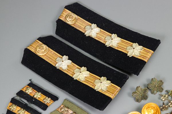 S670. 旧日本海軍 大尉階級章 一対・制服用ボタン等 まとめて / 旧日本