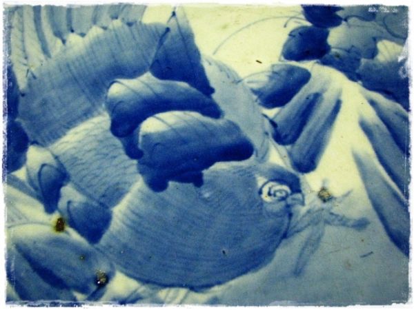 古伊万里 青磁染付風景図菊花形七寸皿 太明成化年製 直径約21cm 鶴亀