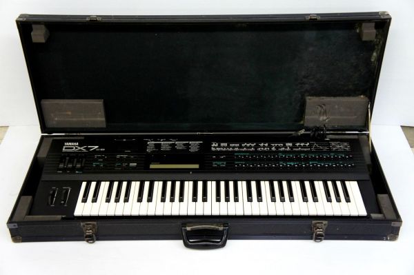 YAMAHA DX7IID シンセサイザー ハードケース解説書、取説、譜面たて付