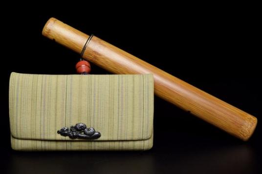 革製煙草入/赤銅塗金菊花文前金具/在銘赤銅彫金梅