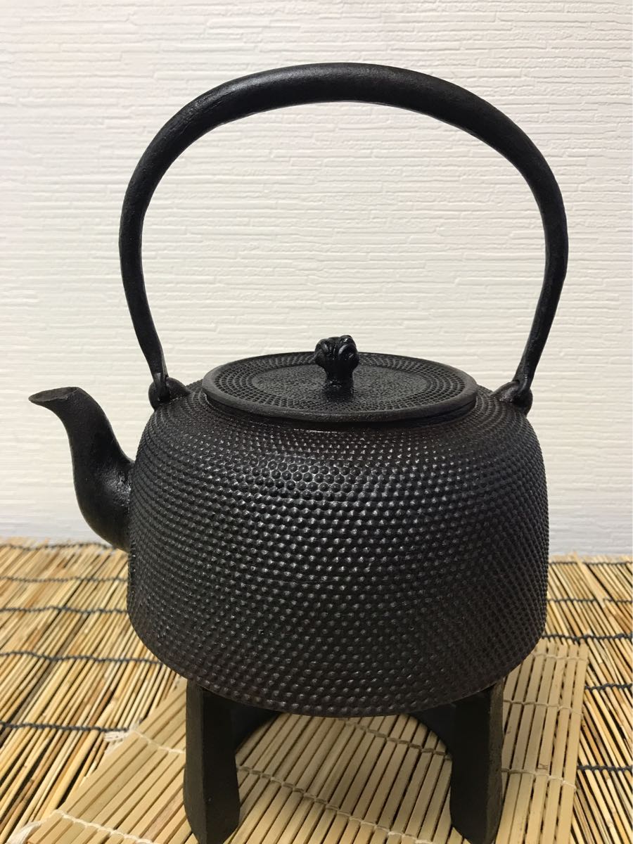 鉄瓶 南部鉄瓶霰紋玉形鉄瓶｜黒色鋳肌に霰紋様が美しい定番かつ 