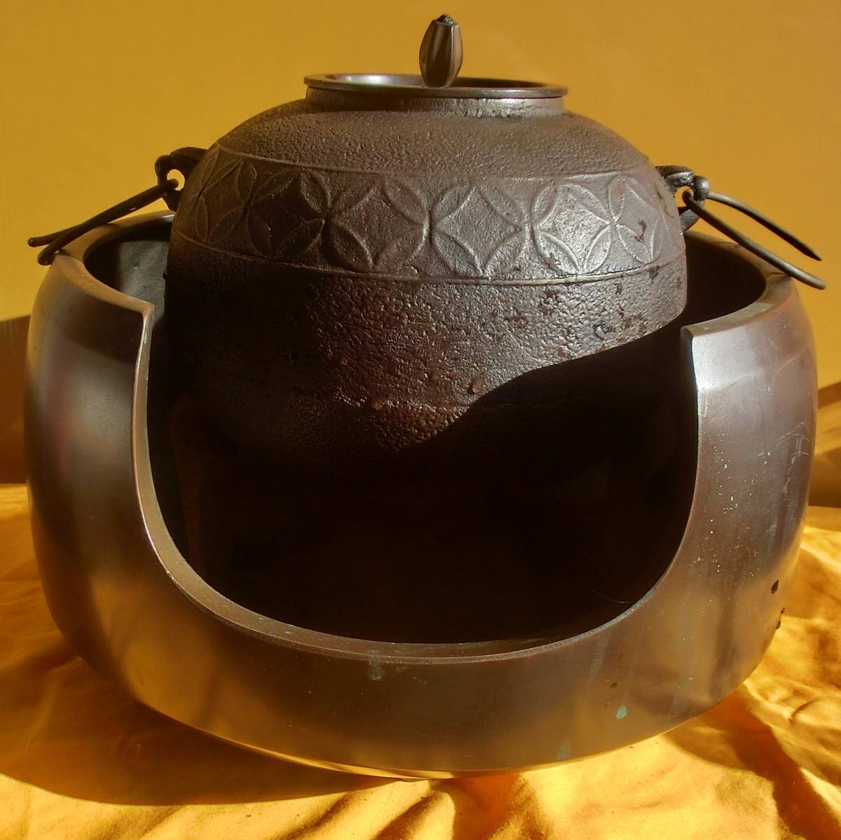風炉　茶釜　木製座付き 茶釜 茶道具 ｜伊藤庄鋳造(Itousyouchuzou) 茶色 五徳 釜 サイズ:直径