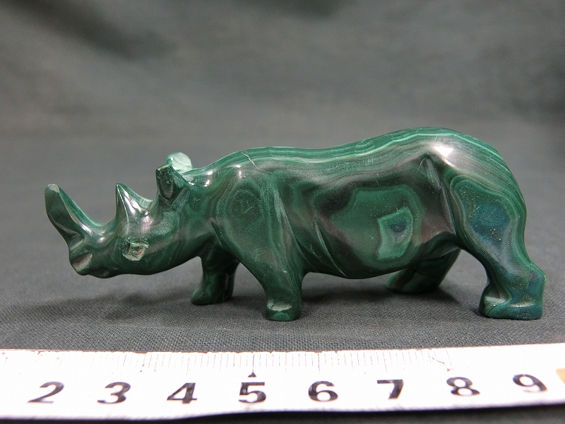 A30022 孔雀石マラカイト 石彫 犀 104g 動物彫刻置物_1