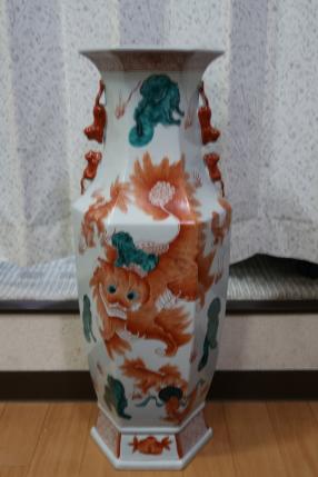 【集】032135 粉彩大花瓶　獅尽文彫絵　漢詩在銘　六面鏡文双耳花瓶　中国清時代美術焼物