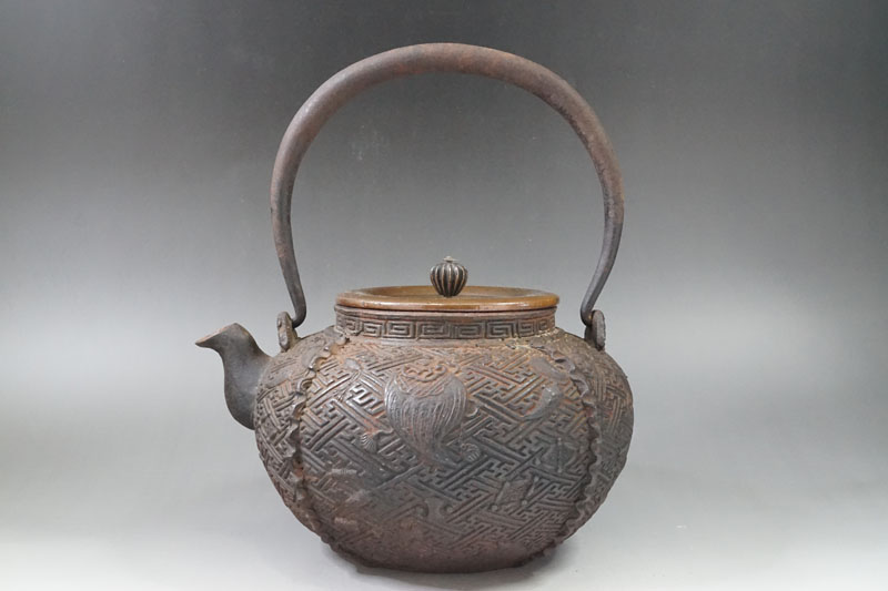 定番人気，爆買い ぬ435 釜師造 紗綾形地宝尽くし文鉄瓶 銅製菊花摘み蓋 2.2kg 茶道具(鉄瓶)｜売買されたオークション情報、yahooの商品情報をアーカイブ公開 - オークファン 鉄瓶