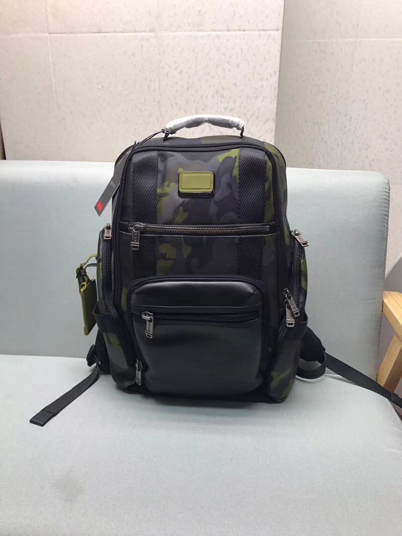TUMI ビジネスバックパック PC収納可能 迷彩×ブラック 大容量 と