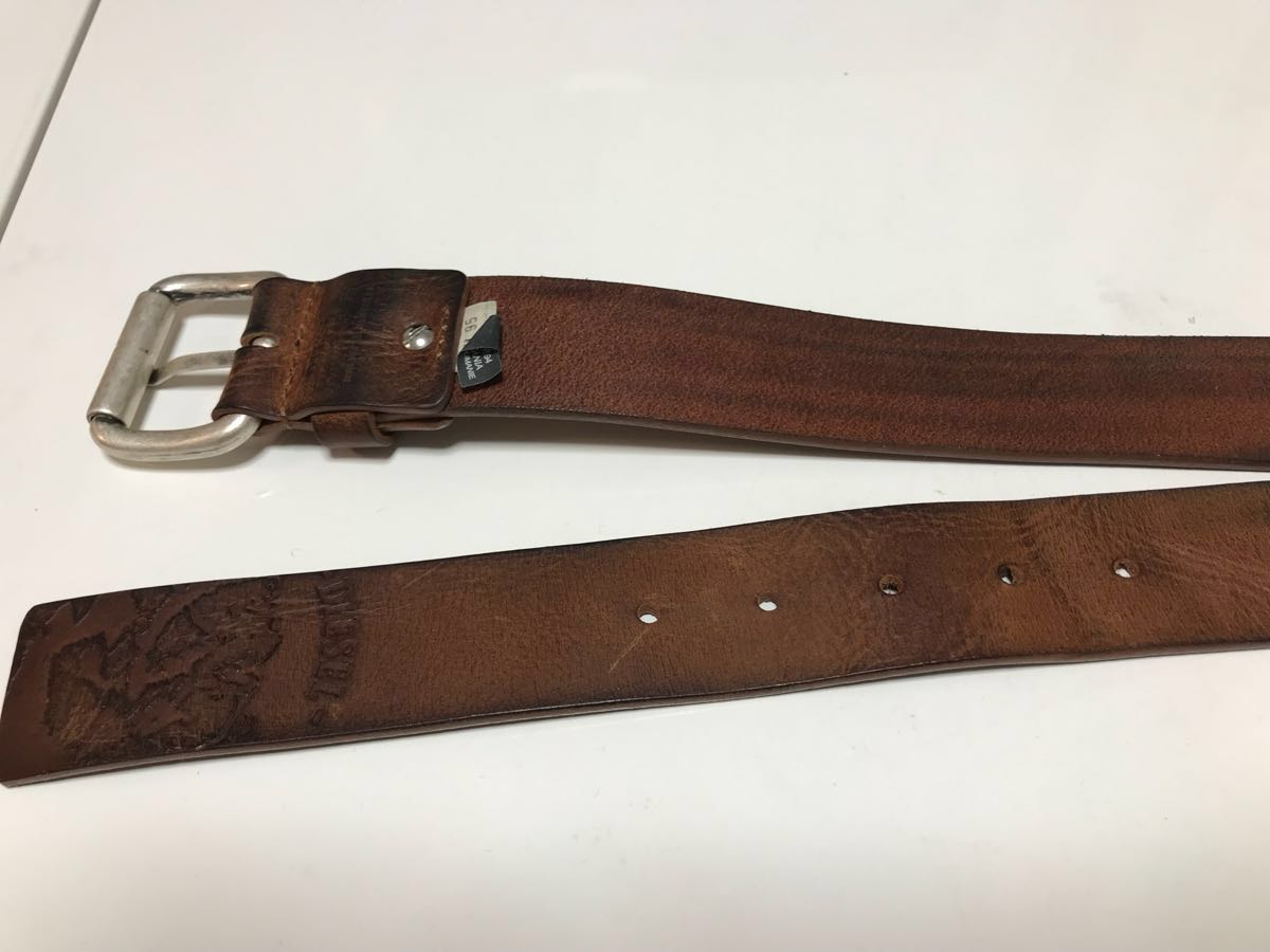 DIESEL メンズ モヒカンプリント レザーベルト 95 メンズ ディーゼル ベルト DIESEL（ディーゼル）の「メンズ モヒカンモチーフ バックル
