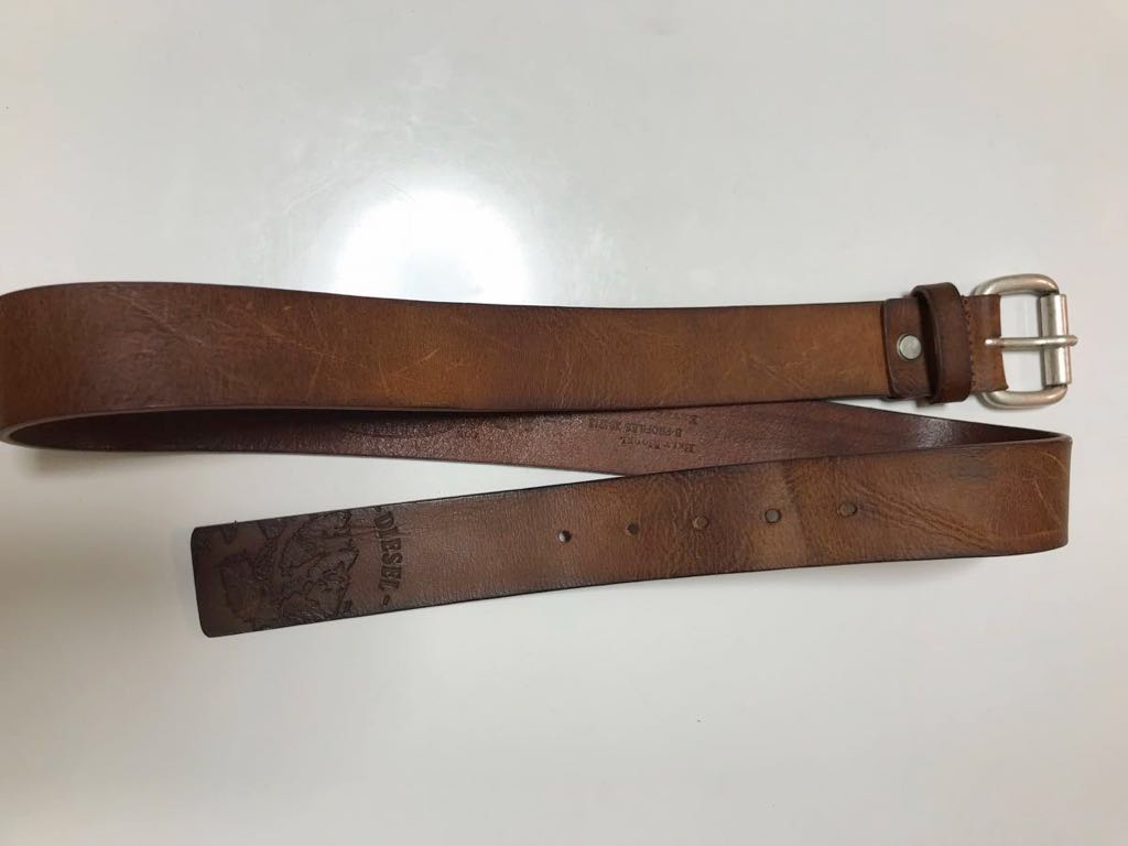 DIESEL メンズ モヒカンプリント レザーベルト 95 メンズ ディーゼル ベルト DIESEL（ディーゼル）の「メンズ モヒカンモチーフ バックル