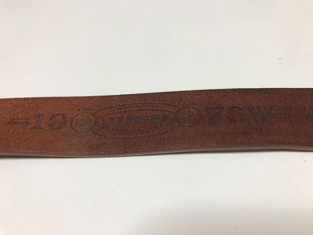 DIESEL メンズ モヒカンプリント レザーベルト 95 メンズ ディーゼル ベルト DIESEL（ディーゼル）の「メンズ モヒカンモチーフ バックル