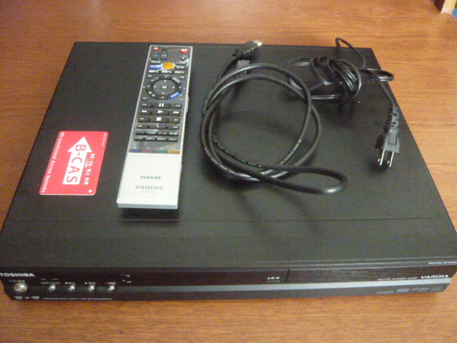 定番人気，得価 東芝 RD-E301 ダビング10 HDD DVDレコーダ 300GB リモコン HDMIケーブル B-CASカード赤付き TOSHIBA(HDD内蔵)｜売買されたオークション情報、yahooの商品情報をアーカイブ公開 - オークファン HDD内蔵