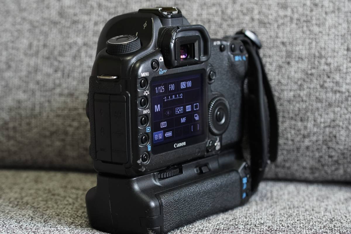 付属品多数】Canon EOS 5D Mark II ボディ（w/ バッテリーグリップ＋ 