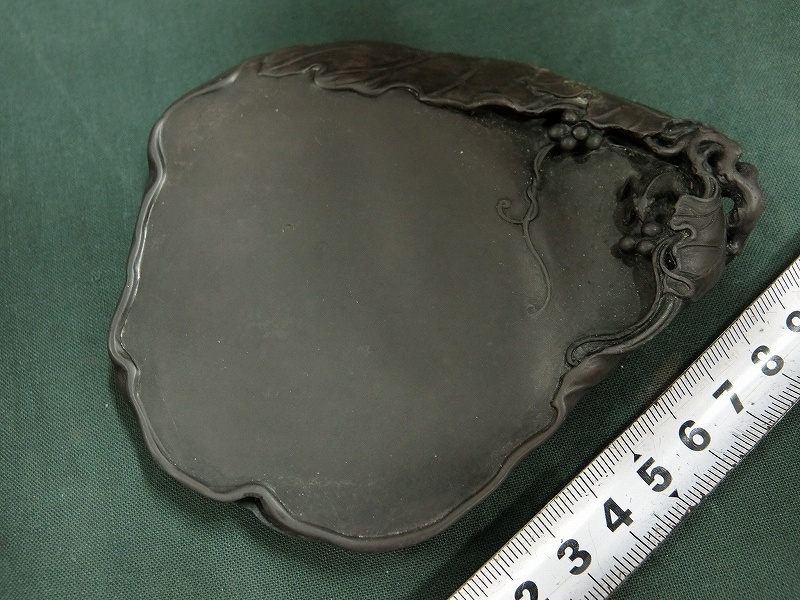 A22817 端渓 彫山葡萄文 書道硯 小型 262g 文房具 【公式通販】