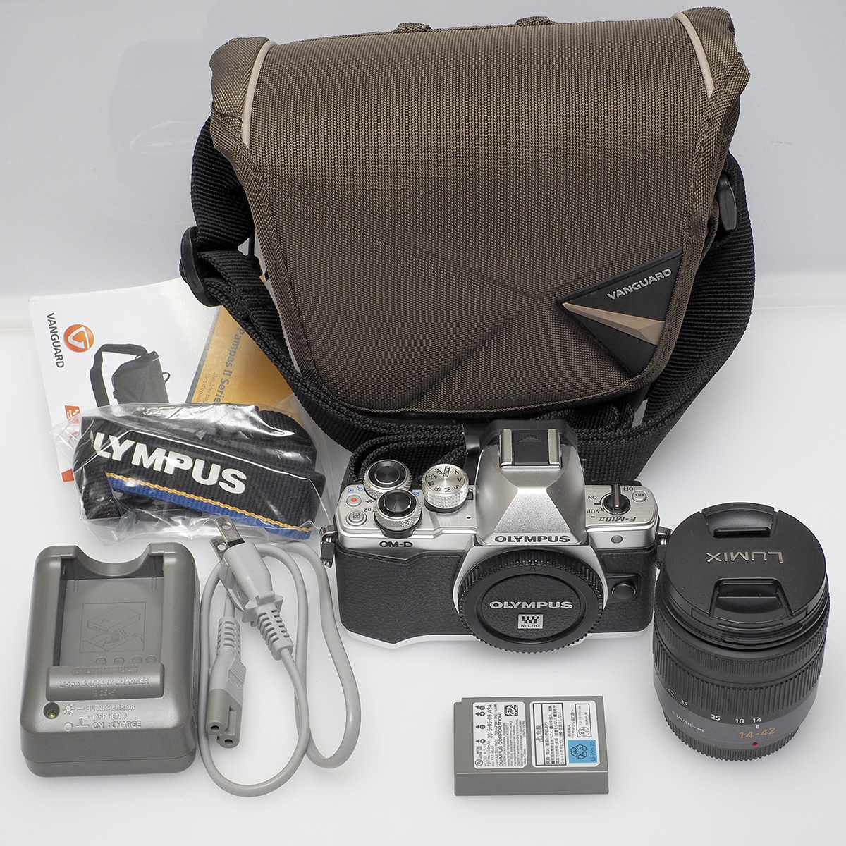 ショット数2500回ほど オリンパス OM-D E-M10 MarkⅡ ボディ シルバー +おまけレンズ(LUMIX 14-42mm F3.5-5.6)とVANGUARDカメラバッグ