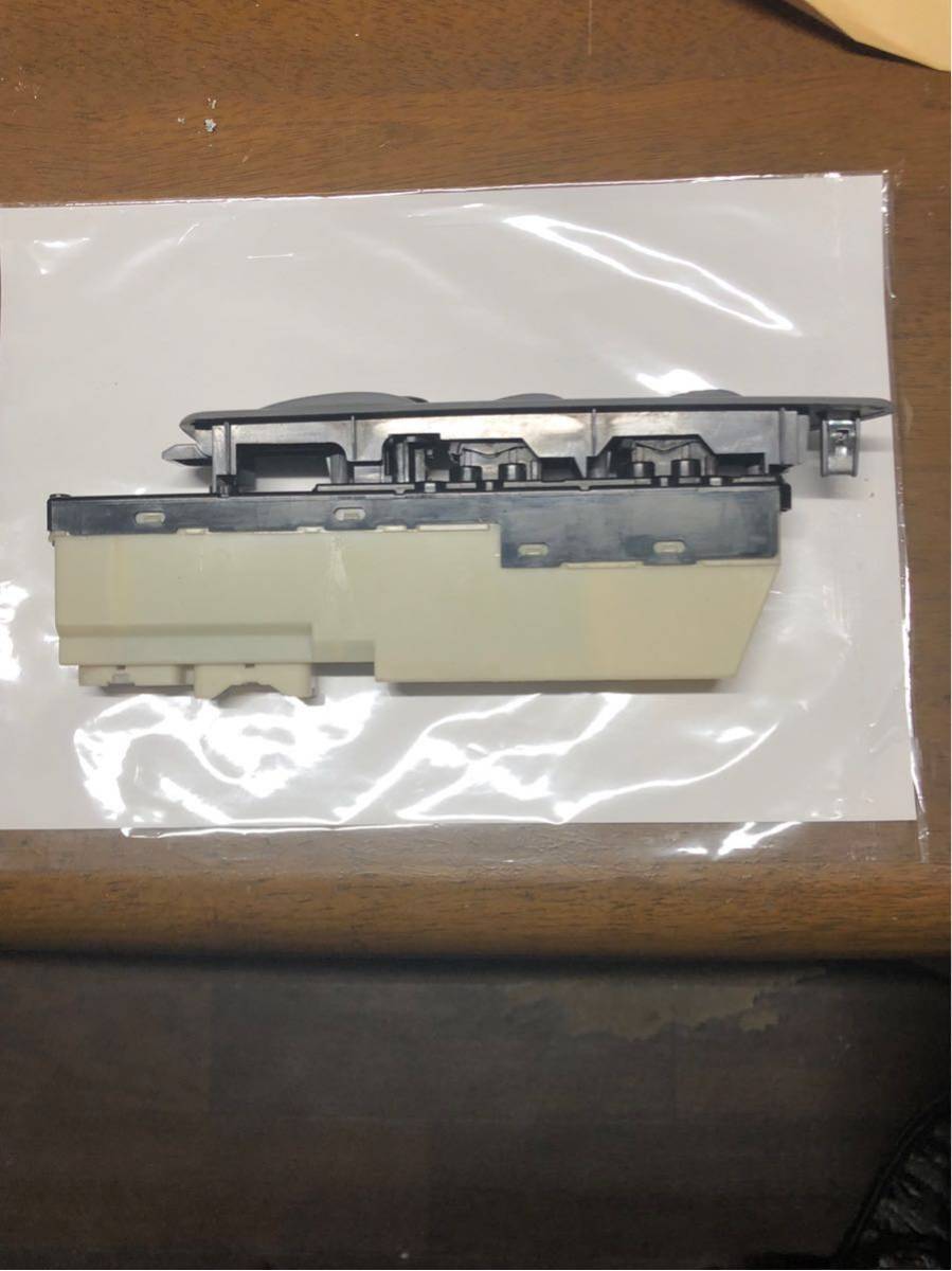 三菱ふそう キャンター 純正パワーウインドウスイッチ 右側 中古品 24V