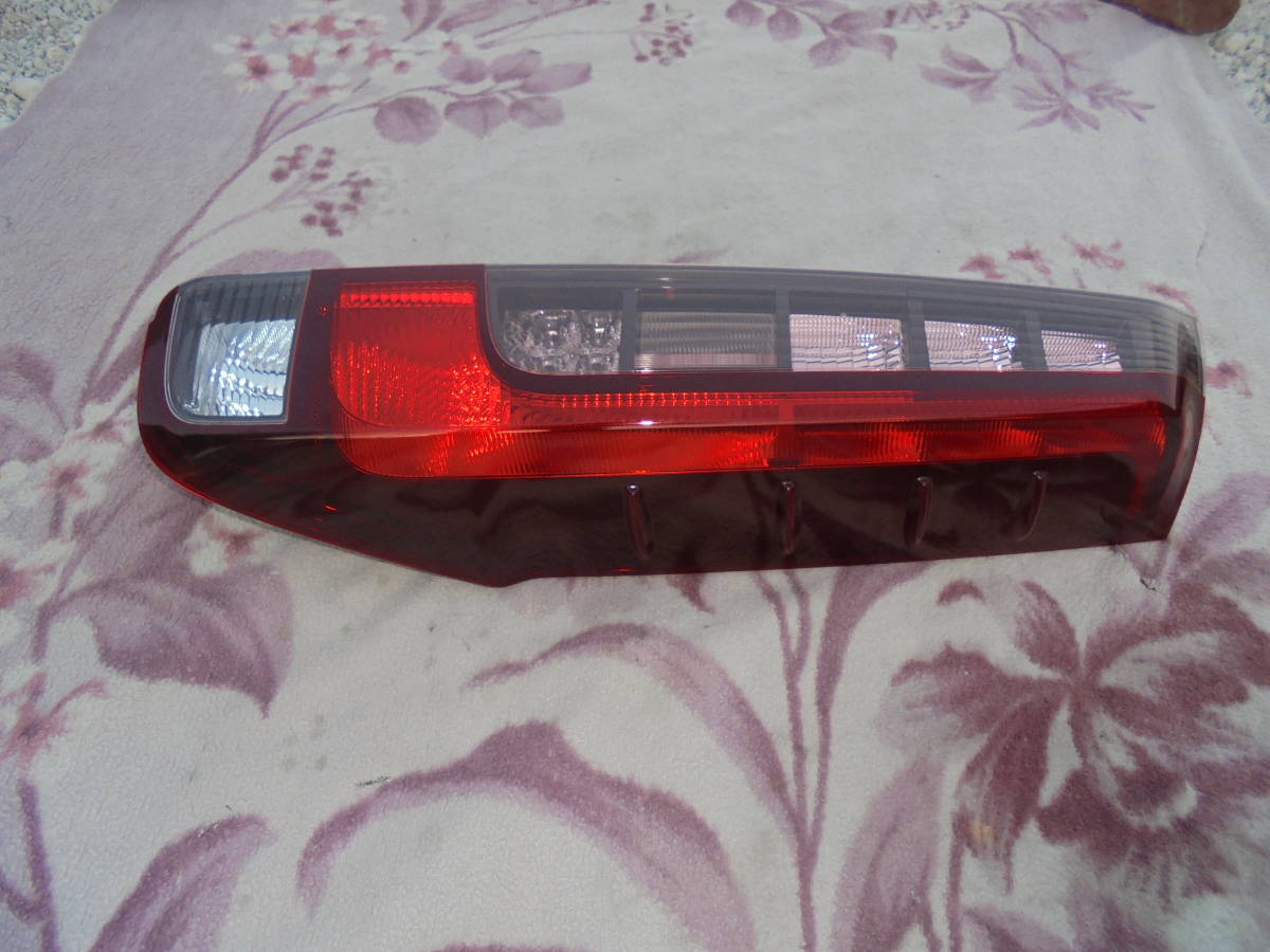 ノア、エスクァイア ZRR80.ZRR85.ZWR80 右テールランプ LED KOITO 28