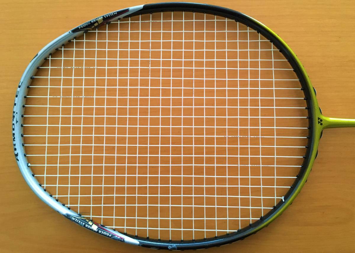 中古ヨネックス ARMORTEC 800 OFFENSIVE バドミントン ラケット YONEX 