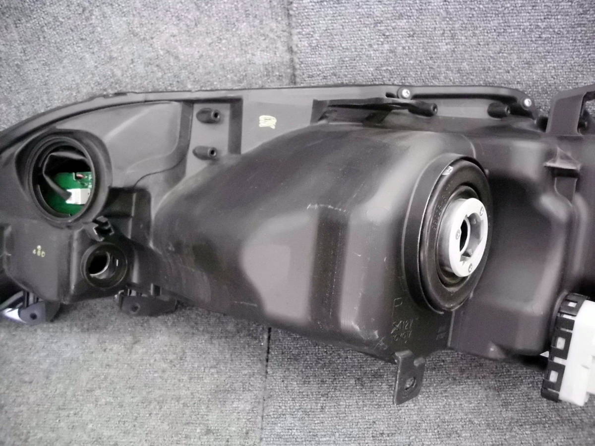 中古 トヨタ ハリアー 左 ヘッドライト ZSU60W KOITO 後期 ヘッド 