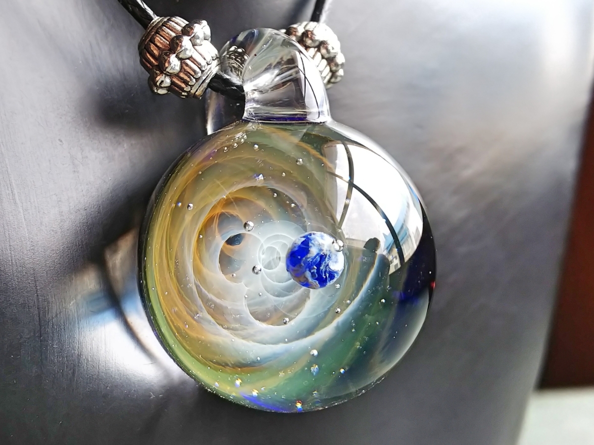 Glass | ⁄ 宇宙ガラス 渦巻く銀河をガラス球の中にそのまま閉じ込めた