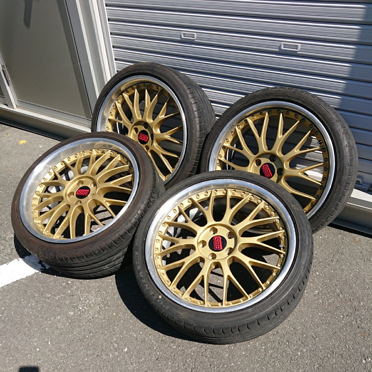 エンケイインチ 日本製 ゴールドメッシュホイール 金 フロント8j43 リア9j43 タイヤフロント235 35 リア245 35 前後共bsポテンザs001 ラジアルタイヤ 売買されたオークション情報 Yahooの商品情報をアーカイブ公開 オークファン Aucfan Com